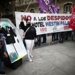 Empleados del Hotel Palace de Madrid protestaban hoy contra el ERE