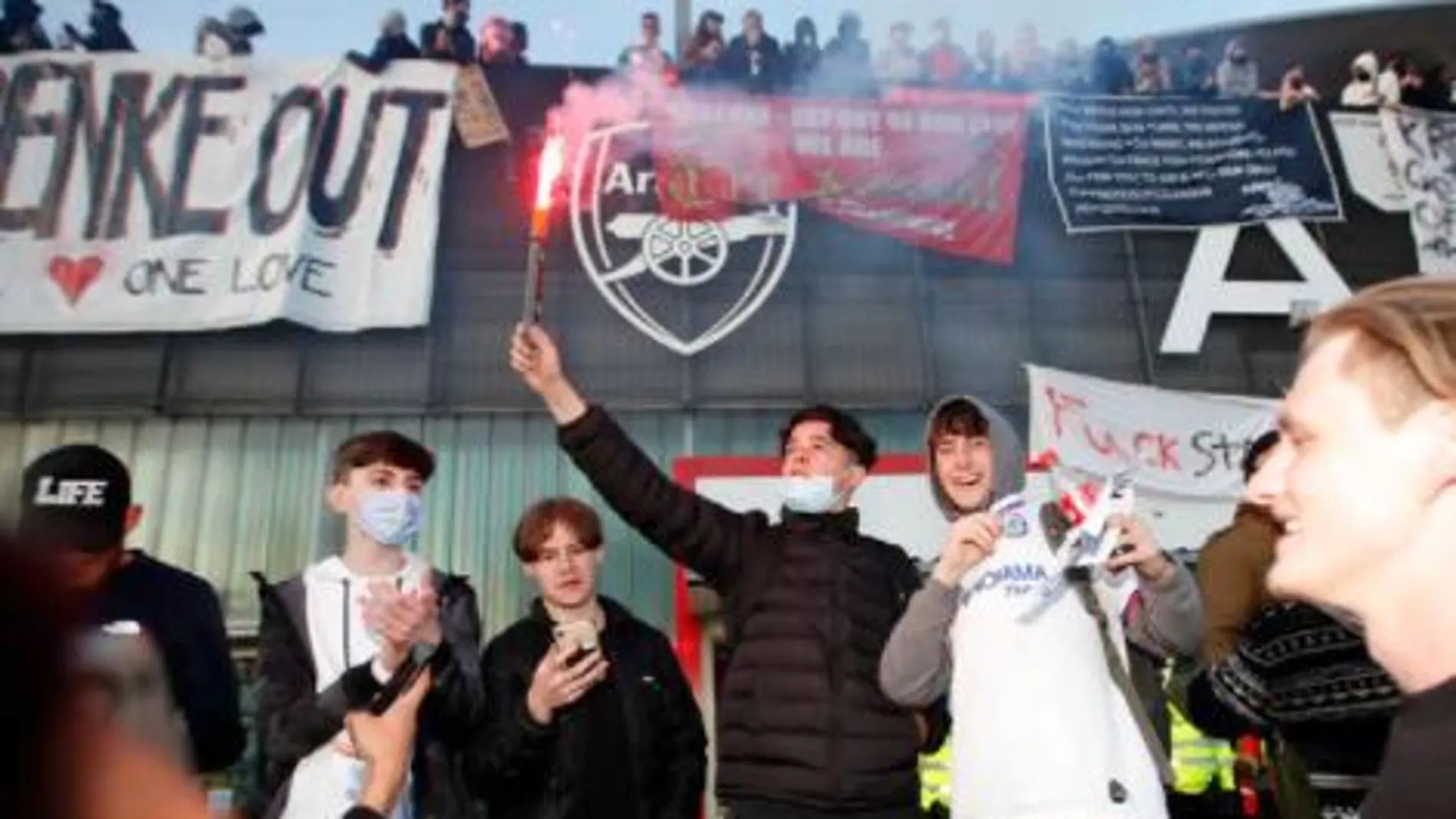 Las protestas de los fans ingleses contra la Superliga y la gestión de sus clubes no cesa