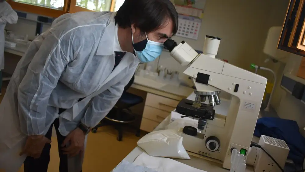 El consejero Suárez-Quiñones elogia el papel del Laboratorio Regional de Sanidad Animal de Villaquilambre (León) en la pandemia