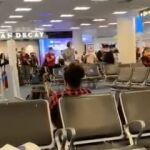 Imagen del vídeo de las peleas en el aeropuerto de Miami