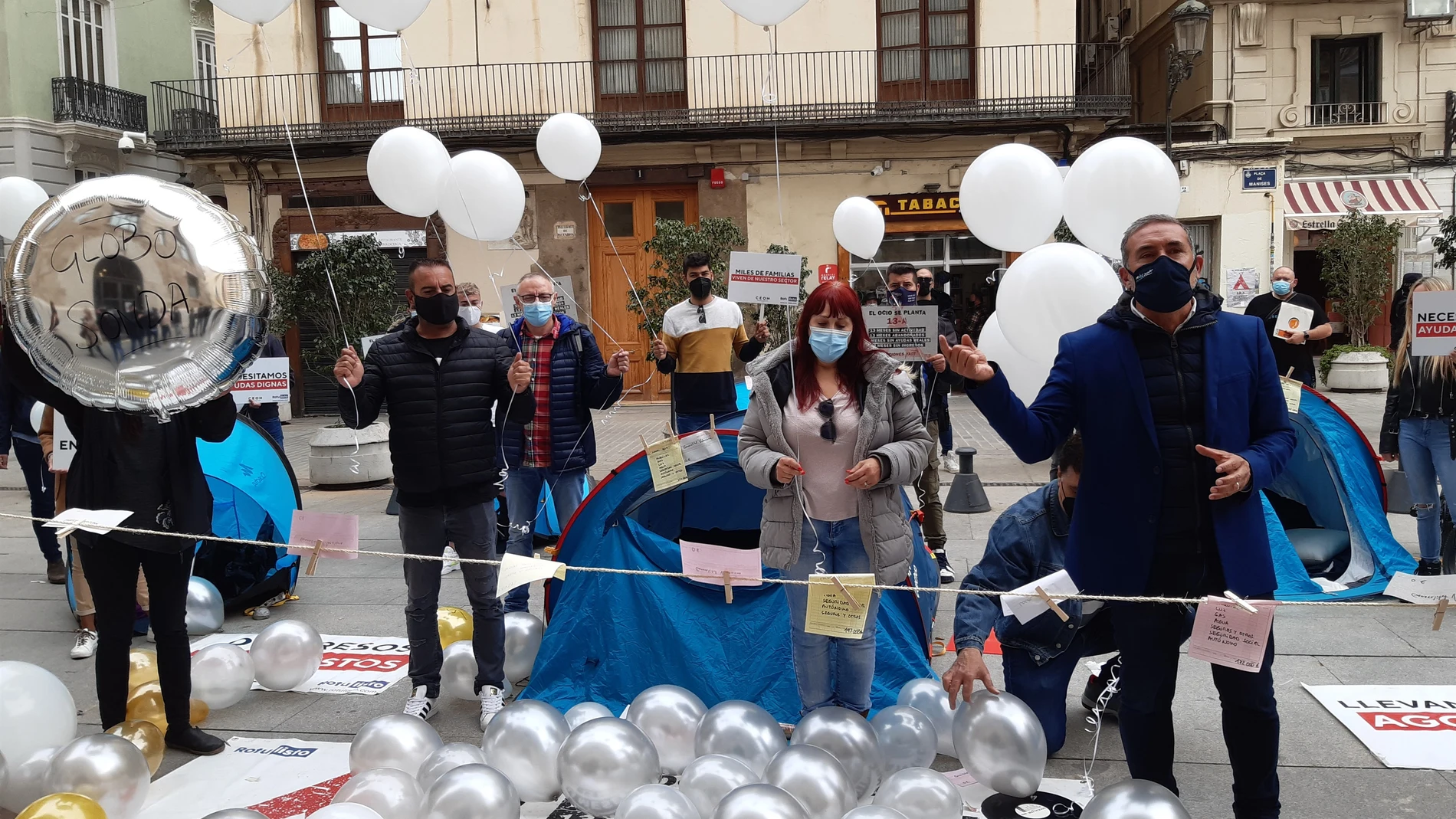 Empresarios de hoselería y trabajadores del ocio nocturno lanzan globos en protesta por el "ninguneo" del Consell