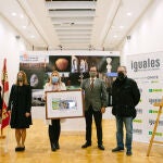La directora del Museo, Marian Arlegui; la directora de la ONCE en Soria, Leire Cayero; la delegada territorial, Yolanda de Gregorio; el delegado territorial de la ONCE en Castilla y León, Ismael Pérez, y el jefe de Cultura en Soria, Carlos de la Casa, durante la presentación del cupón.