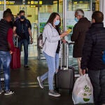 Llegada de viajeros a la Terminal 4 del aeropuerto Madrid-Barajas en los días en los que la pandemia se esta revelando como una muy grave crisis sanitaria en la India.