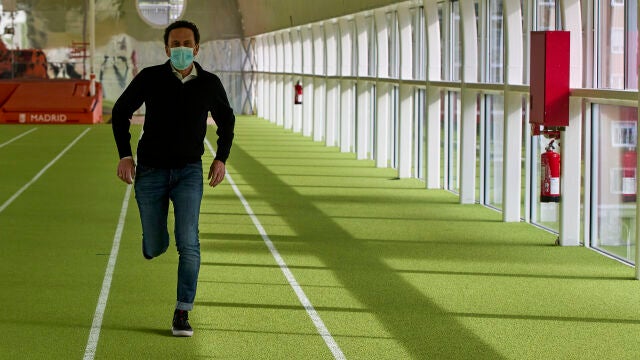 El candidato de Ciudadanos (Cs) a la presidencia de la Comunidad de Madrid, Edmundo Bal corre durante su visita al Estadio de Vallehermoso