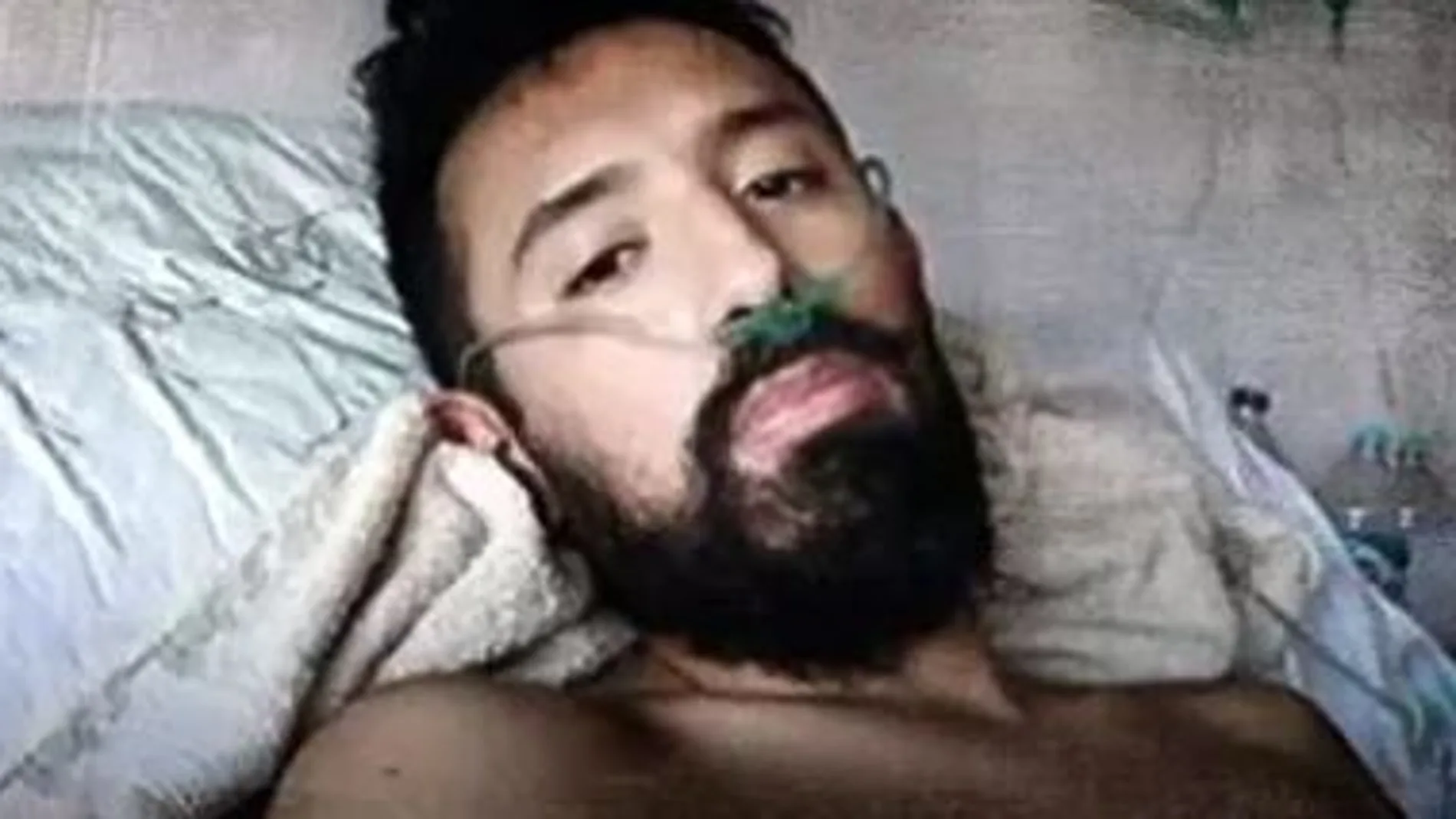 Una imagen del joven Gastón Abrego durante el tiempo que estuvo ingresado en el hospital