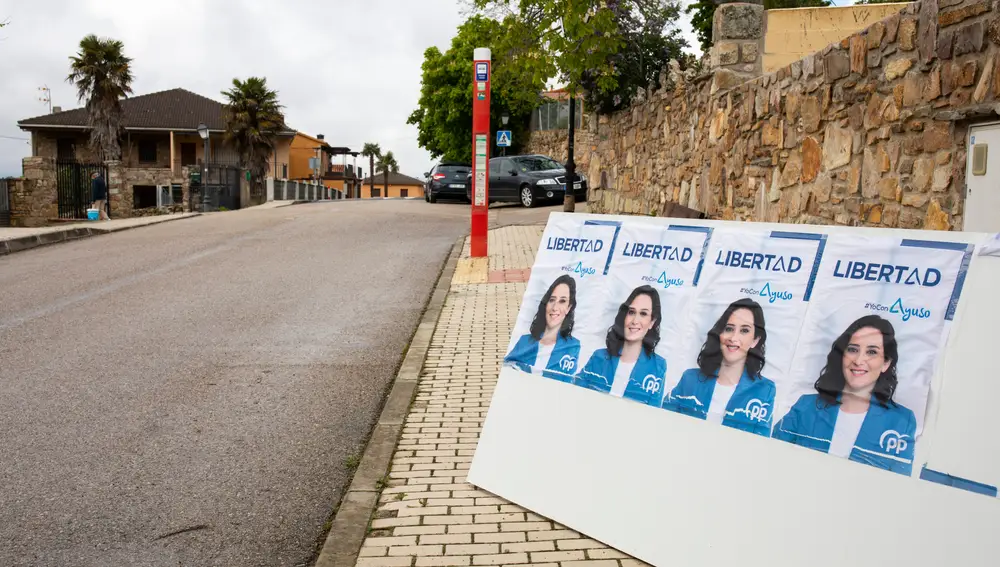 Varios carteles de Isabel Díaz Ayuso a la entrada de Berzosa del Lozoya