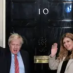 El &quot;premier&quot; Boris Johnson y su pareja, Carrie Symonds