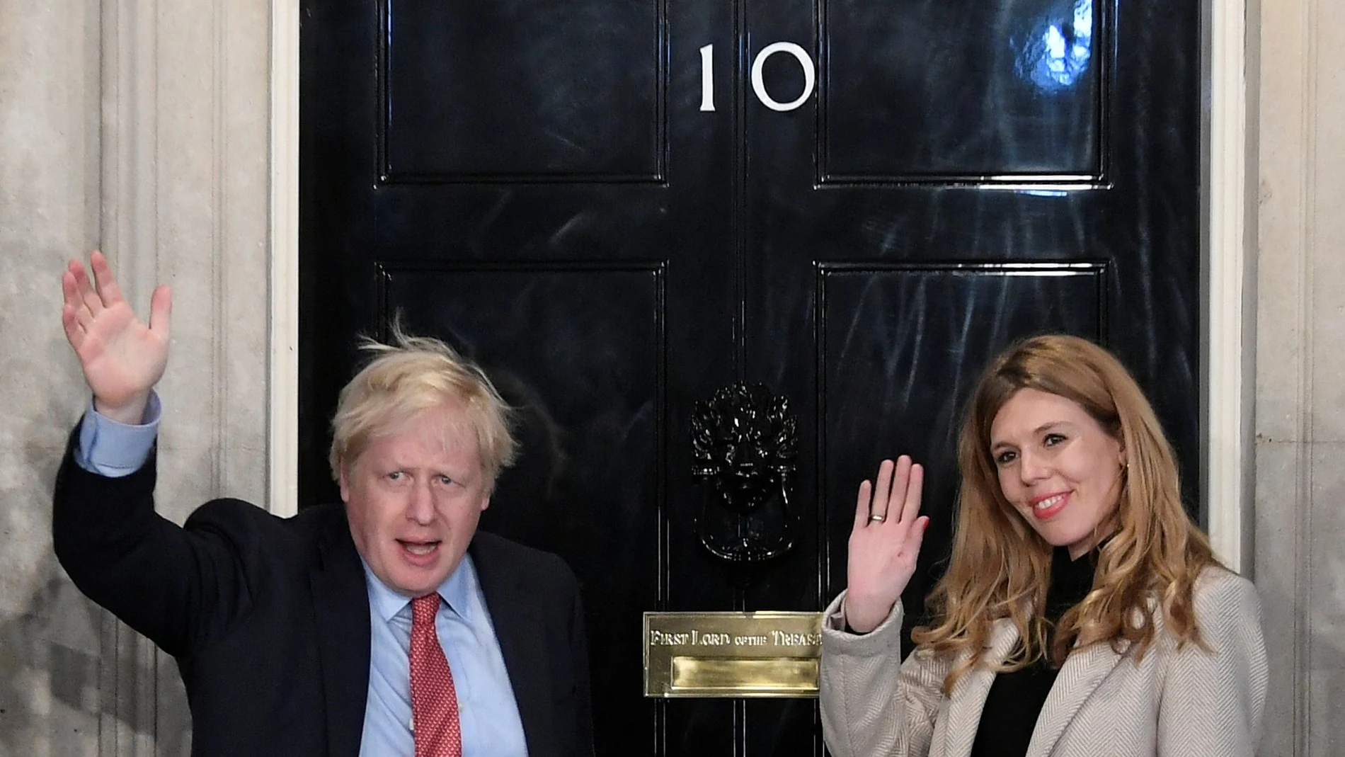 El "premier" Boris Johnson y su pareja, Carrie Symonds