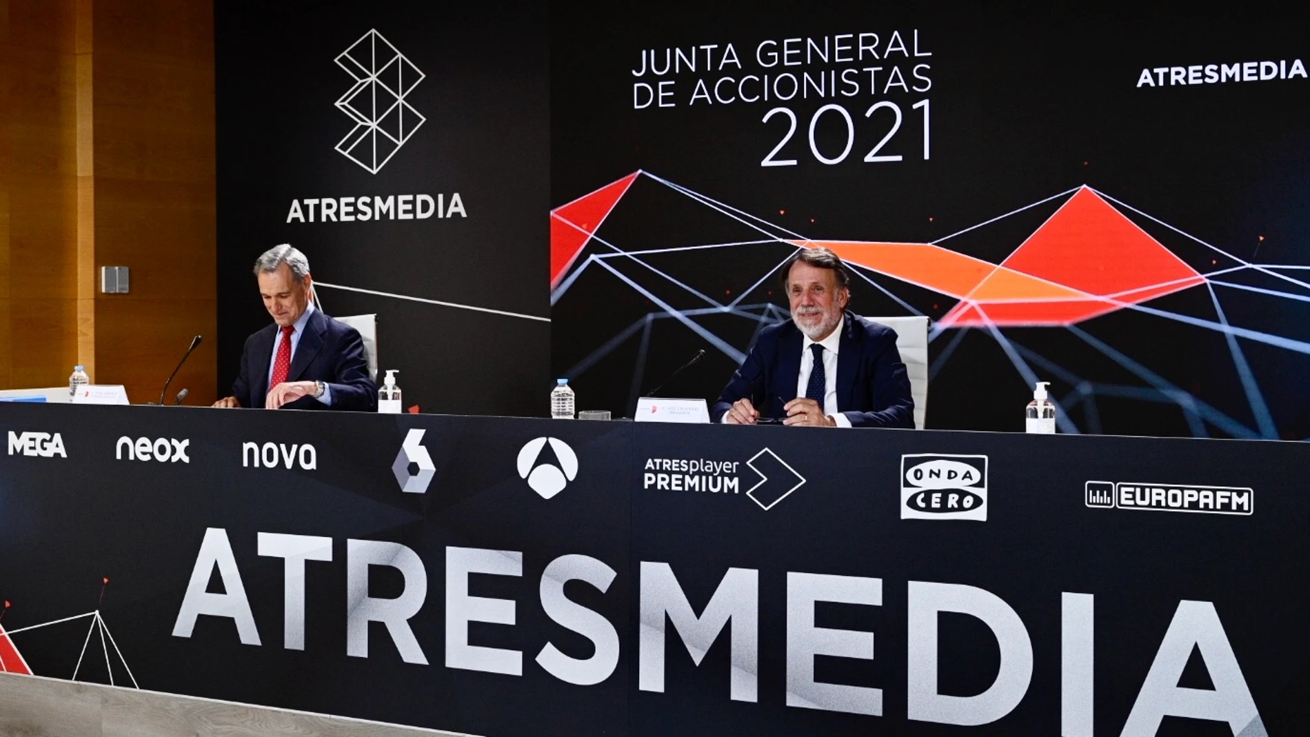 El presidente del Grupo Atresmedia, José Crehueras (derecha), junto a Silvio González, consejero delegado de la compañía