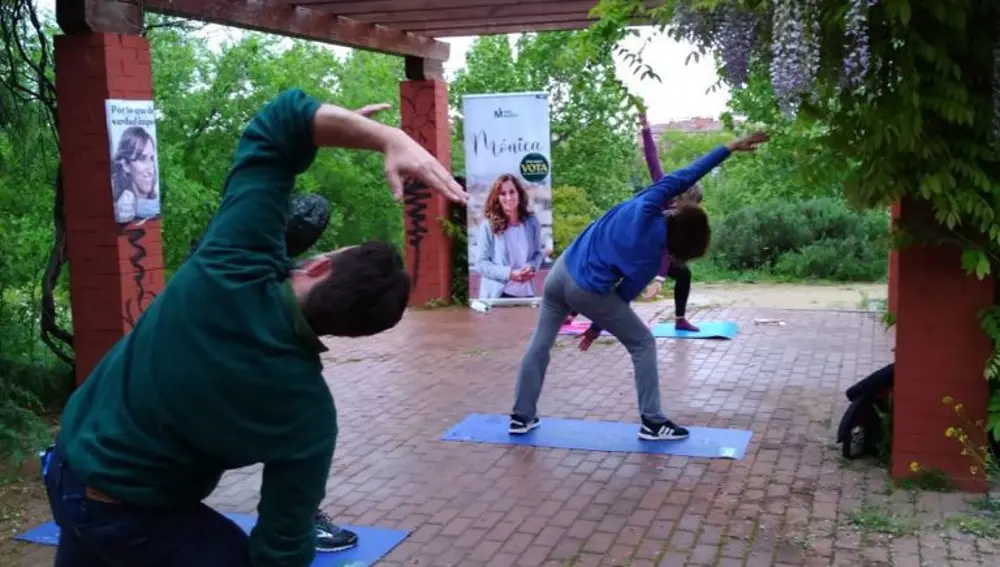 Simpatizantes realizan Yoga en una clase organizada por Más Madrid