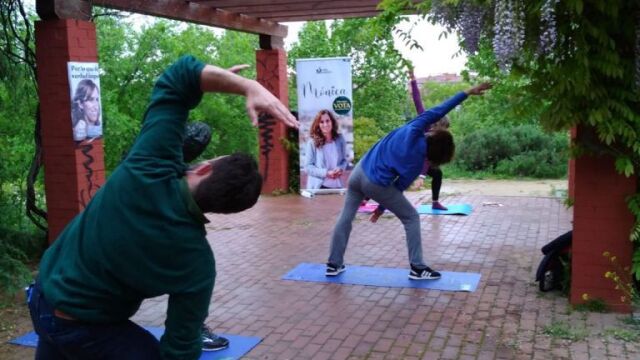 Simpatizantes realizan Yoga en una clase organizada por Más Madrid