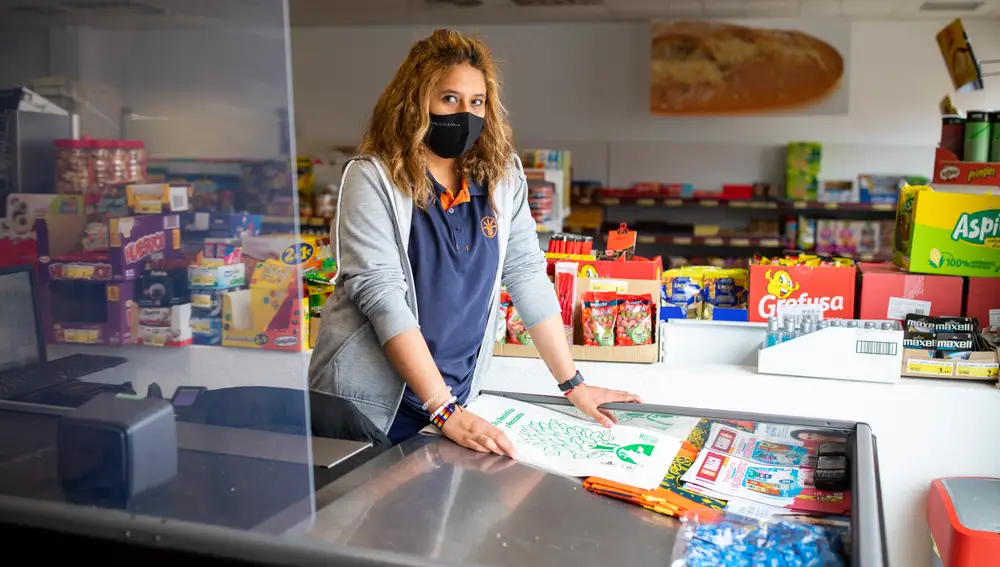 Jessica, que trabaja en el supermercado de Berzosa del Lozoya, asegura que no está muy interesada por la política