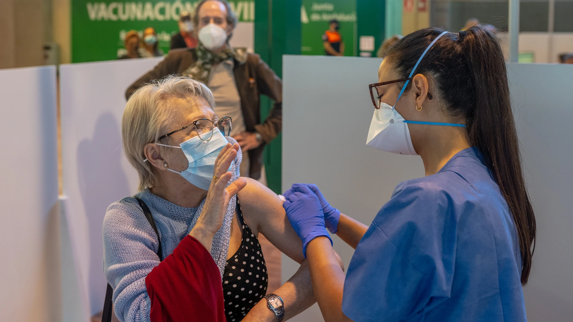 Una persona recibe la primera dosis de la vacuna contra el Covid-19