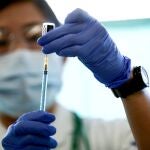 Una enfermera prepara una dosis de la vacuna contra la Covid-19 de Pfizer