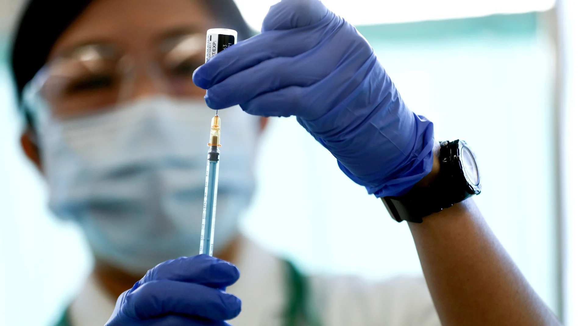 Una enfermera prepara una dosis de la vacuna contra la Covid-19 de Pfizer