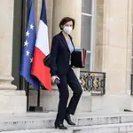 La ministra francesa de las Fuerzas Armadas, Florence Parly, abandona el Palacio del Elíseo, ayer, después de la reunión del Consejo de Ministros