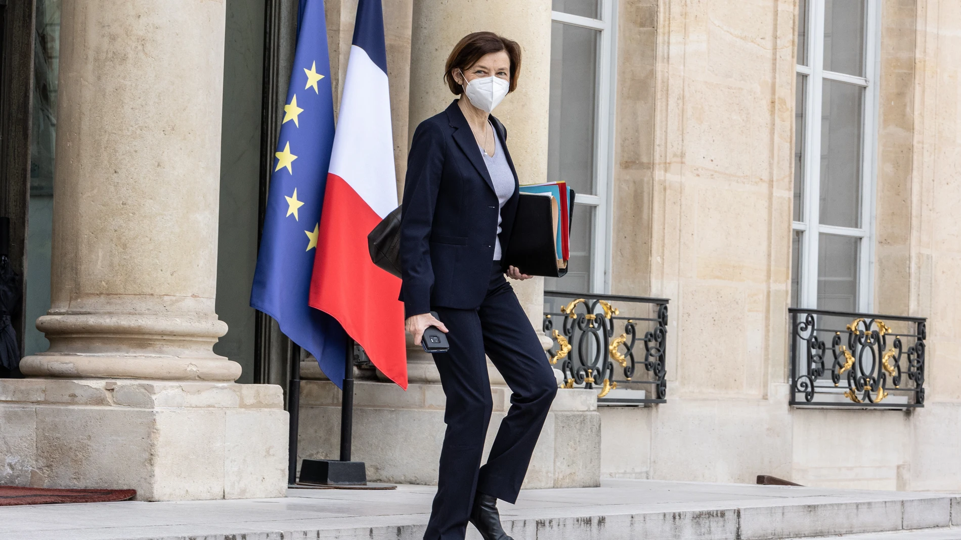 La ministra francesa de las Fuerzas Armadas, Florence Parly, abandona el Palacio del Elíseo, ayer, después de la reunión del Consejo de Ministros