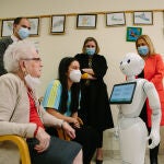 La consejera de Familia e Igualdad de Oportunidades, Isabel Blanco, presenta un proyecto piloto de innovación con robots sociales