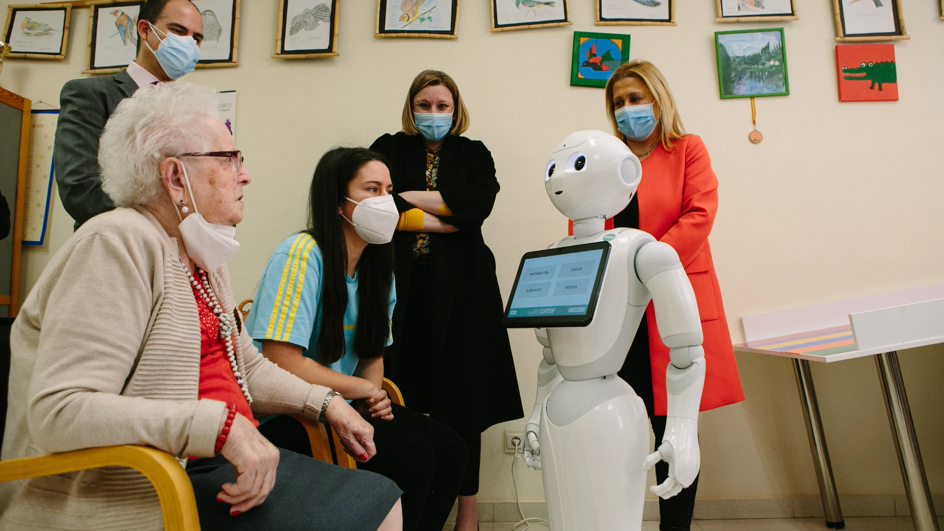 La consejera de Familia e Igualdad de Oportunidades, Isabel Blanco, presenta un proyecto piloto de innovación con robots sociales