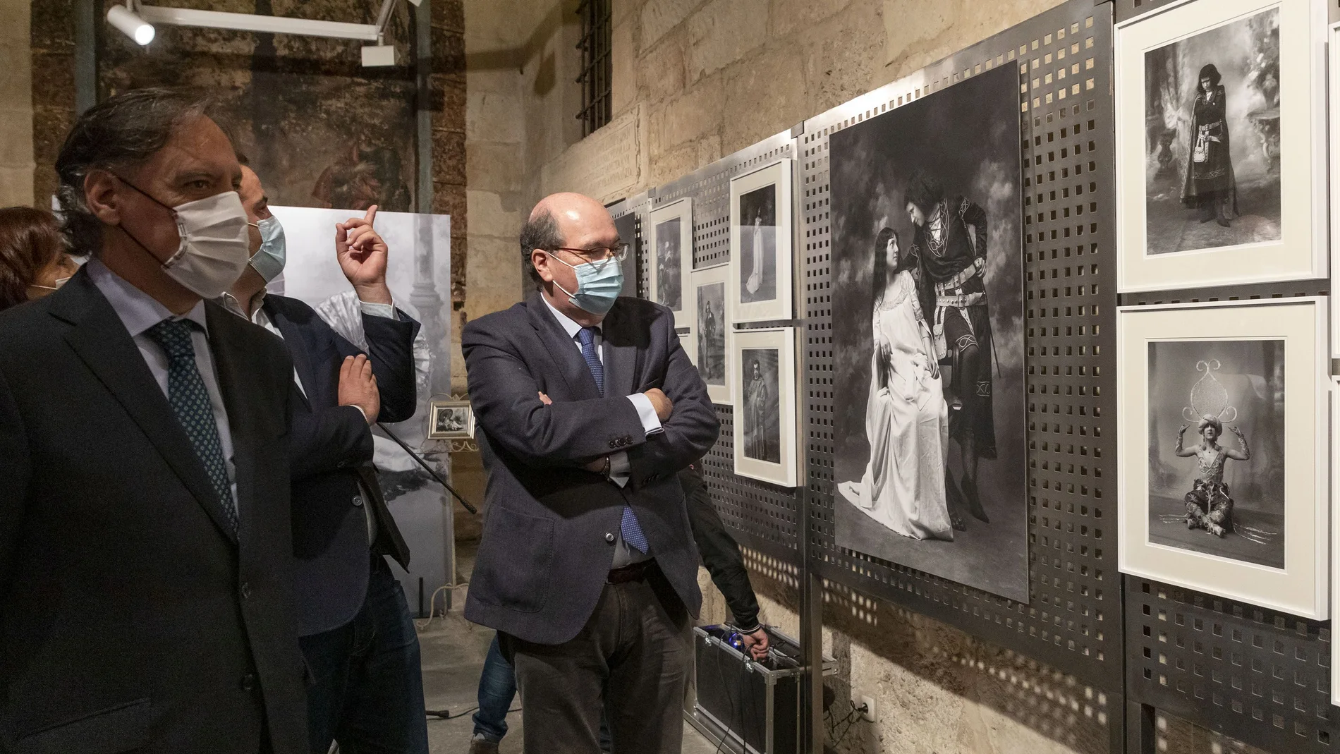 La Filmoteca de Castilla y León regresa con la muestra 'Trampantojos. El juego continúa' y una revisión de la permanente 'Artilugios para fascinar'. En la imagen, el alcalde de Salamanca, Carlos García Carbayo, inaugura la muestra