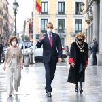 Teresa Fernandez De la Vega y Carmen Calvo reciben al Rey Felipe VI en su visita al Consejo de Estado con motivo de la mejor del año 2020.