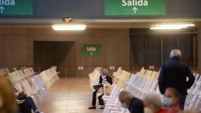 Varias personas esperan en el área de observación después de que les hayan administrada la vacuna contra el Covid-19 en Sevilla