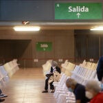 Varias personas esperan en el área de observación después de que les hayan administrada la vacuna contra el Covid-19 en Sevilla