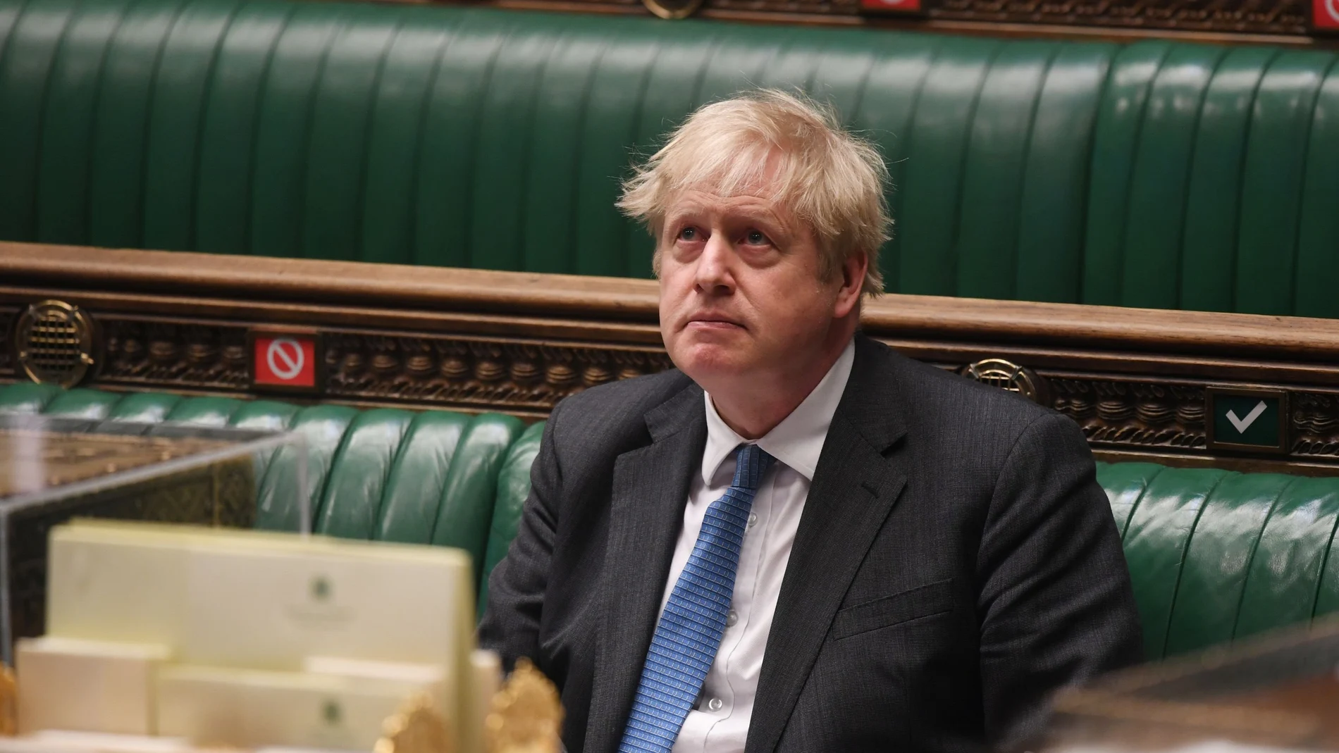 El primer ministro británico, Boris Johnson, atiende una pregunta desde la Cámara de los Comunes en Londres