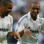 Ronaldo junto a Roberto Carlos, en su época como jugadores del Real Madrid.
