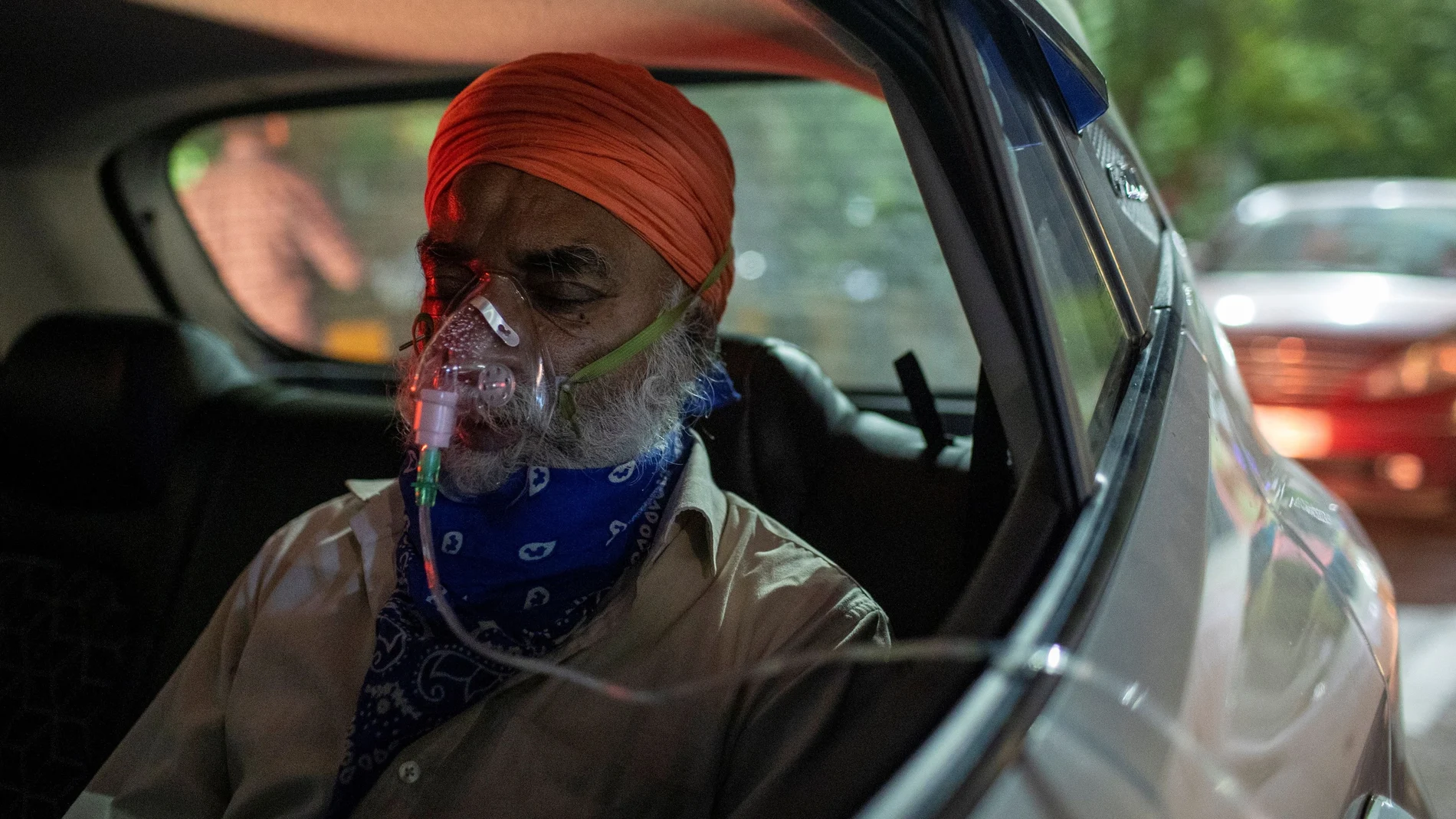 India sufre escasez aguda de oxígeno. En la imagen, un hombre recibe oxígeno de forma gratuita dentro de su coche en Gurudwara