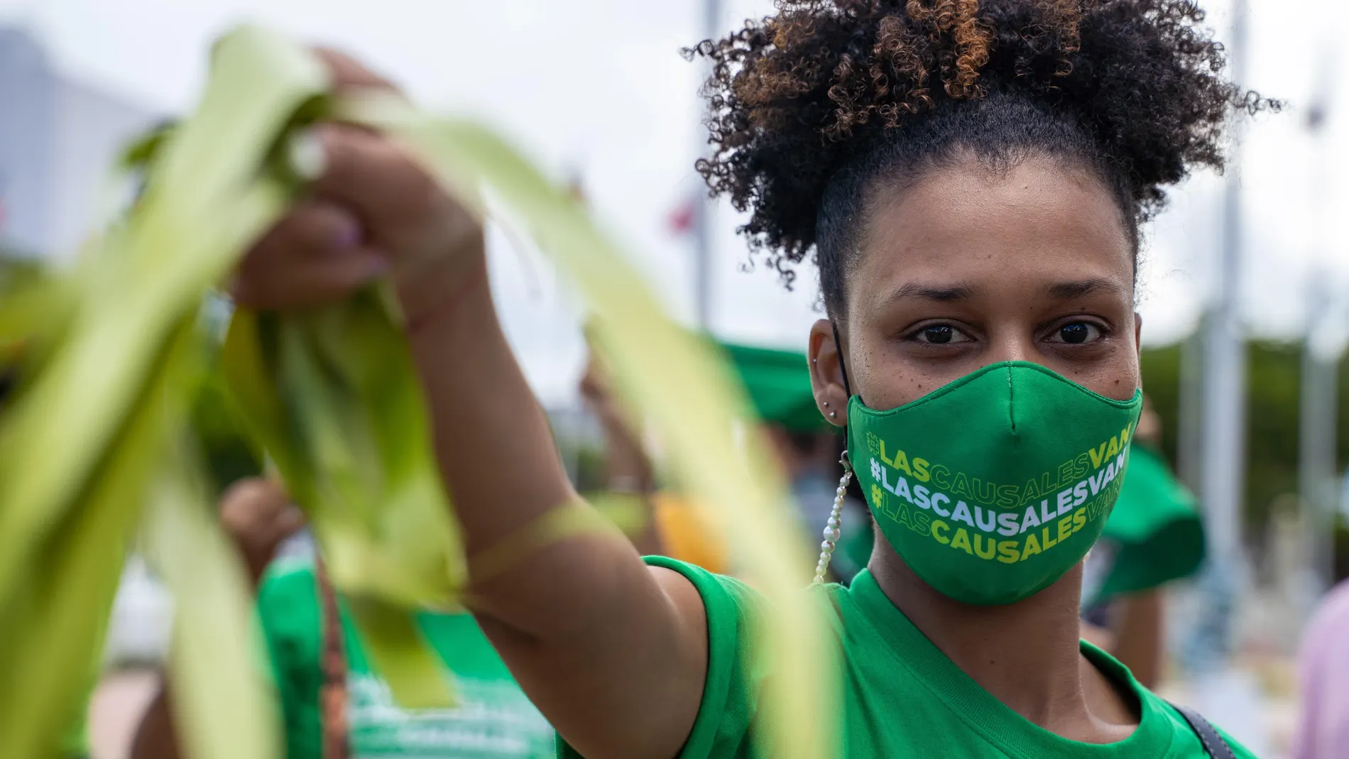 Una mujer participa una manifestación que exige la despenalización del aborto en tres causales hoy, en Santo Domingo