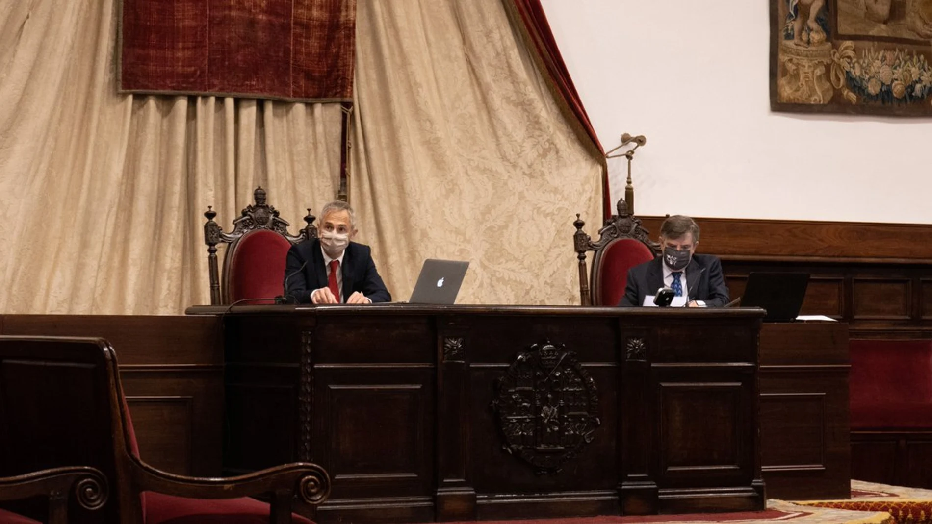 El rector de la USAL, Ricardo Rivero, durante el Consejo de Gobierno