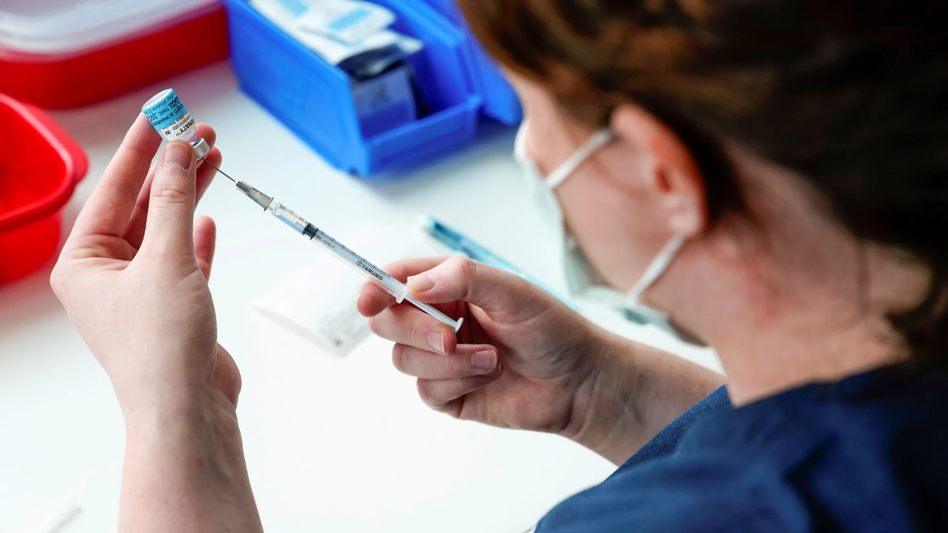 Una sanitaria prepara una dosis de la vacuna de Pfizer contra la Covid-19