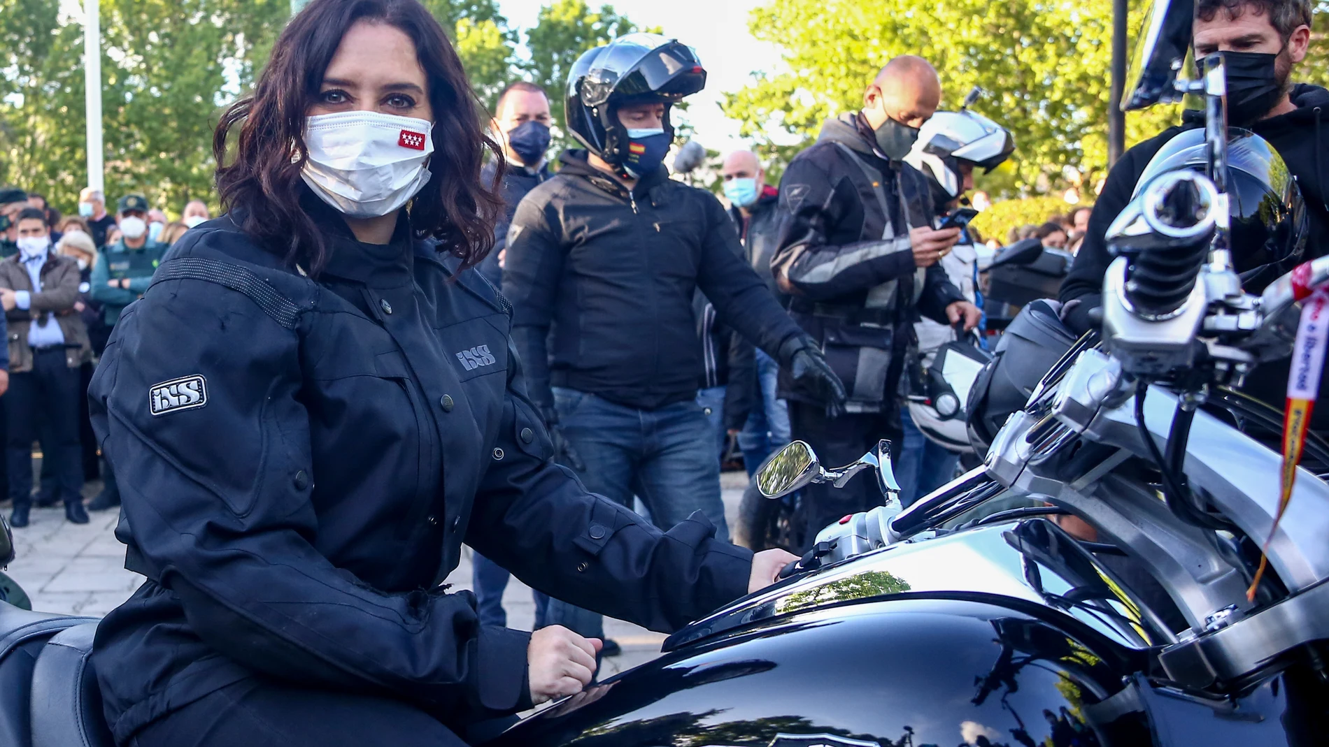 La presidenta de la Comunidad de Madrid y candidata a la reelección, Isabel Díaz Ayuso, en una moto durante un encuentro con representantes de asociaciones de Fuerzas y Cuerpos de Seguridad del Estado