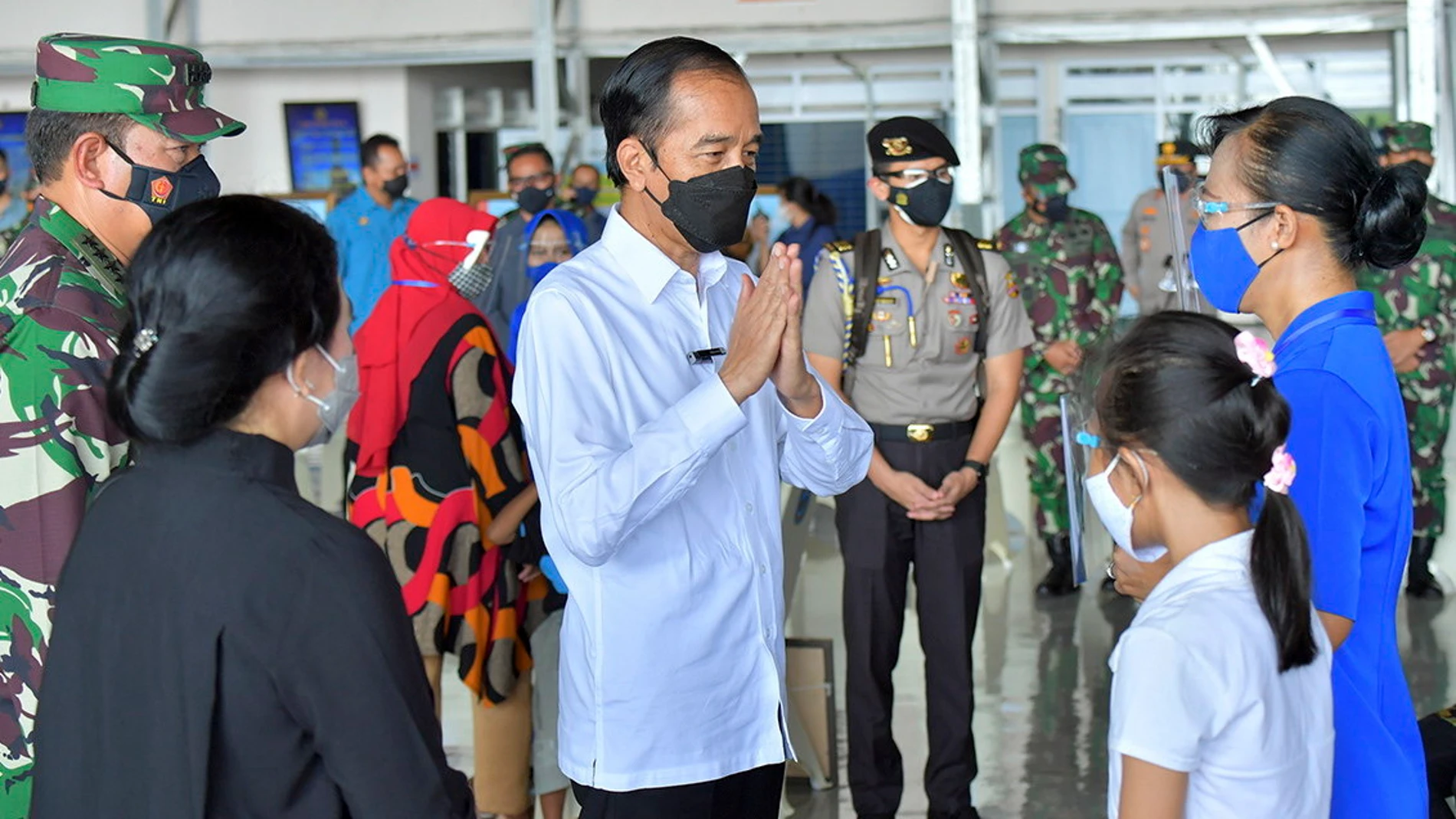 El presidente de Indonesia, Joko Widodo, expresa sus condolencias a los familiares de los tripulantes del submarino hundido durante un encuentro en una base aérea de la Armada en Surabaya, Java Oriental, Indonesia