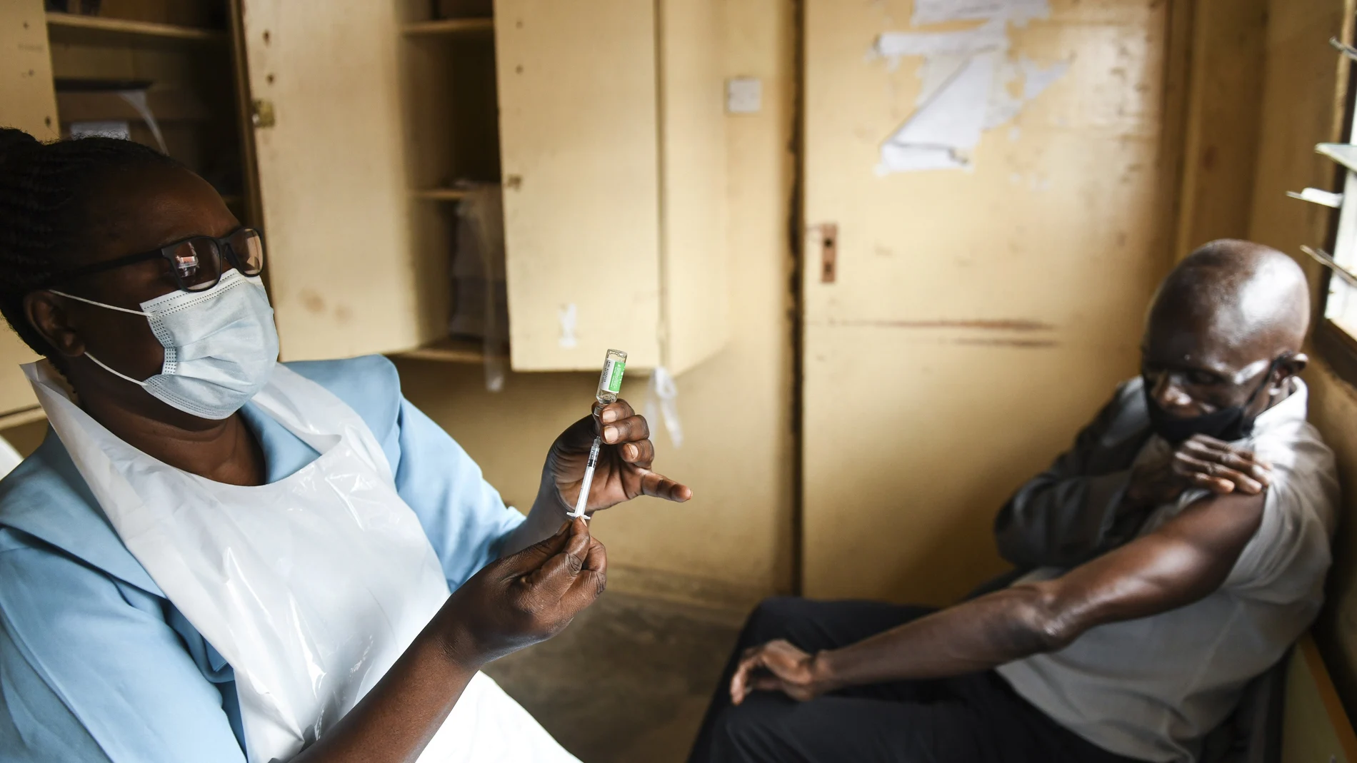 Un hombre se prepara para recibir la vacuna de AstraZeneca en Malawi (Africa)
