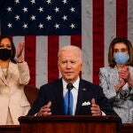 El presidente Joe Biden flanqueado por la vicepresidenta Kamala Harris y la presidenta de la Cámara de Representantes, Nancy Pelosi