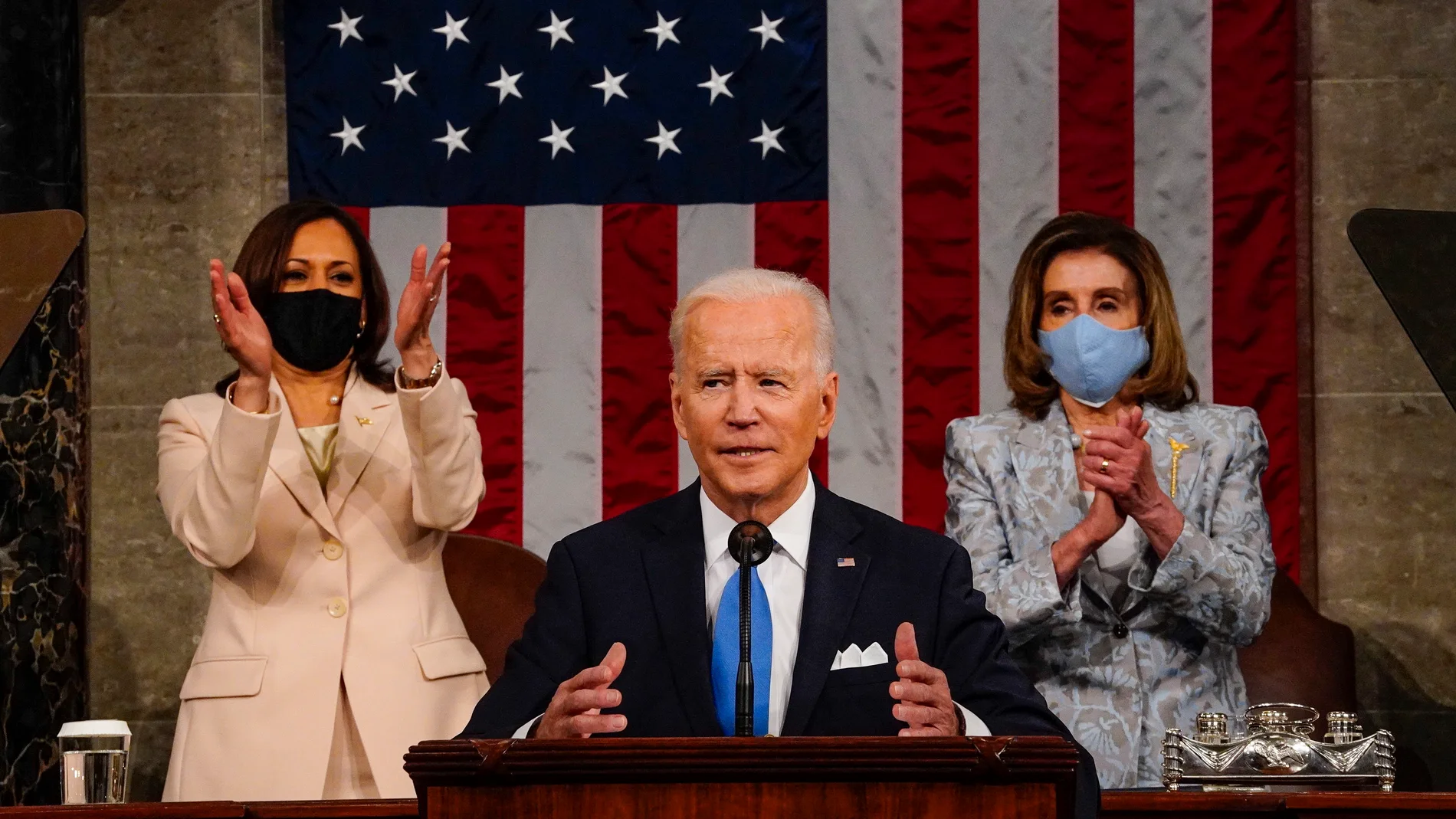 El presidente Joe Biden flanqueado por la vicepresidenta Kamala Harris y la presidenta de la Cámara de Representantes, Nancy Pelosi