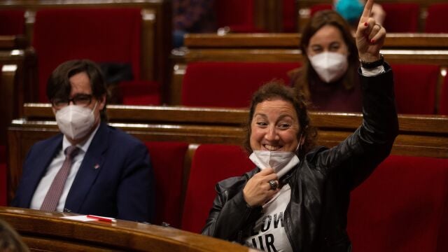 La portavoz del PSC, Alicia Romero, indica el sentido del voto a sus compañeros instalados en la tribuna de invitados junto a Salvador Illa