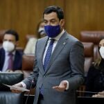 El presidente de la Junta de Andalucía, Juanma Moreno, en la sesión de control al Gobierno andaluz