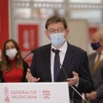 El presidente de la Generalitat valenciana, Ximo Puig, esta mañana durante su visita al centro de vacunación masiva de Alicante