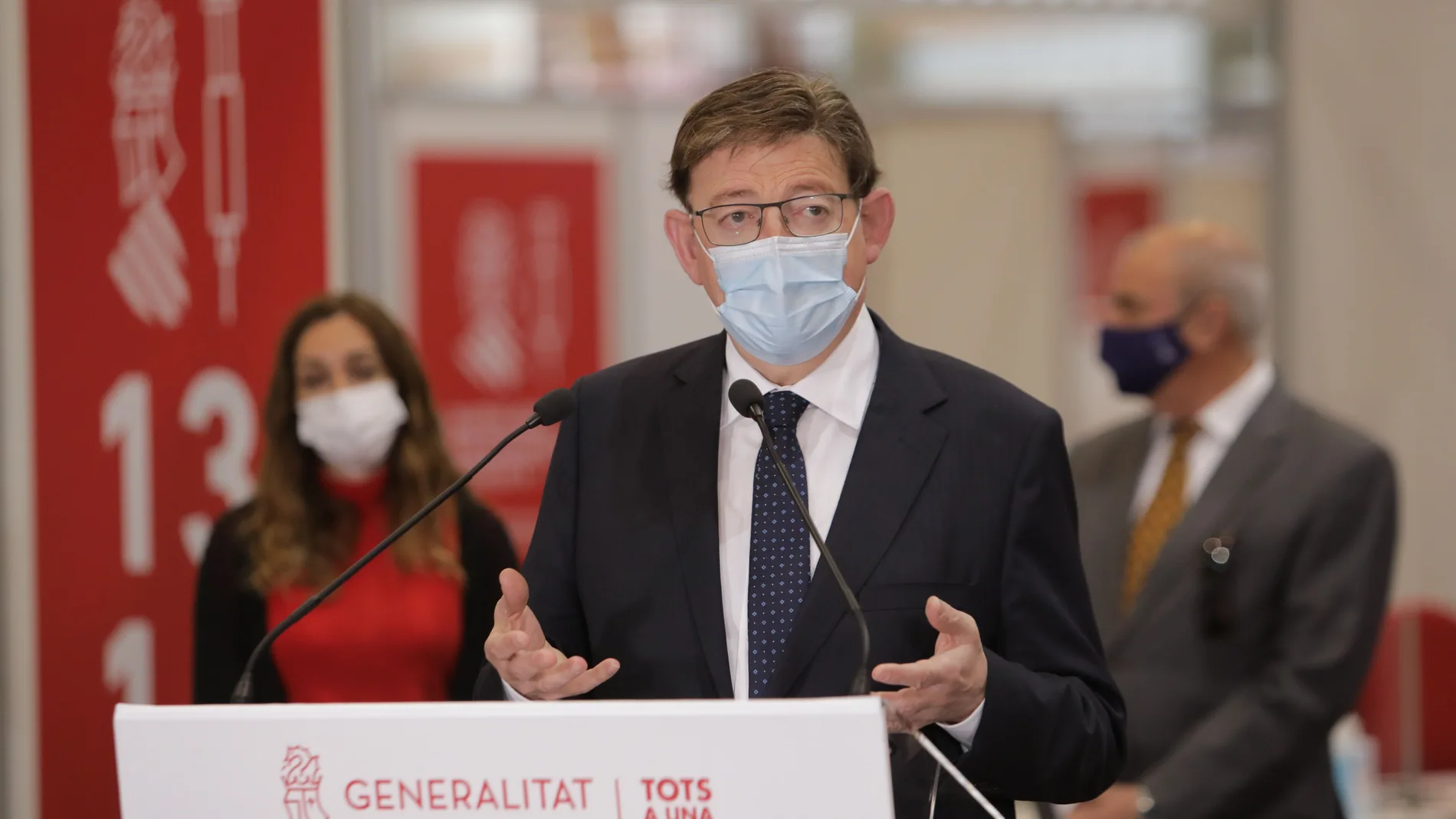 El presidente de la Generalitat valenciana, Ximo Puig, esta mañana durante su visita al centro de vacunación masiva de Alicante