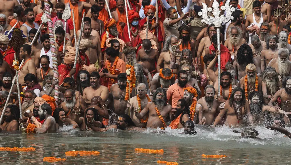 12 DE ABRIL DE 2021 Miles de hombres celebran sin ninguna medida de seguridad el Kumbh Mela, bañándose en el río Ganges para purificar su alma (AP Photo/Karma Sonam)