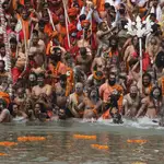 12 DE ABRIL DE 2021 Miles de hombres celebran sin ninguna medida de seguridad el Kumbh Mela, bañándose en el río Ganges para purificar su alma (AP Photo/Karma Sonam)