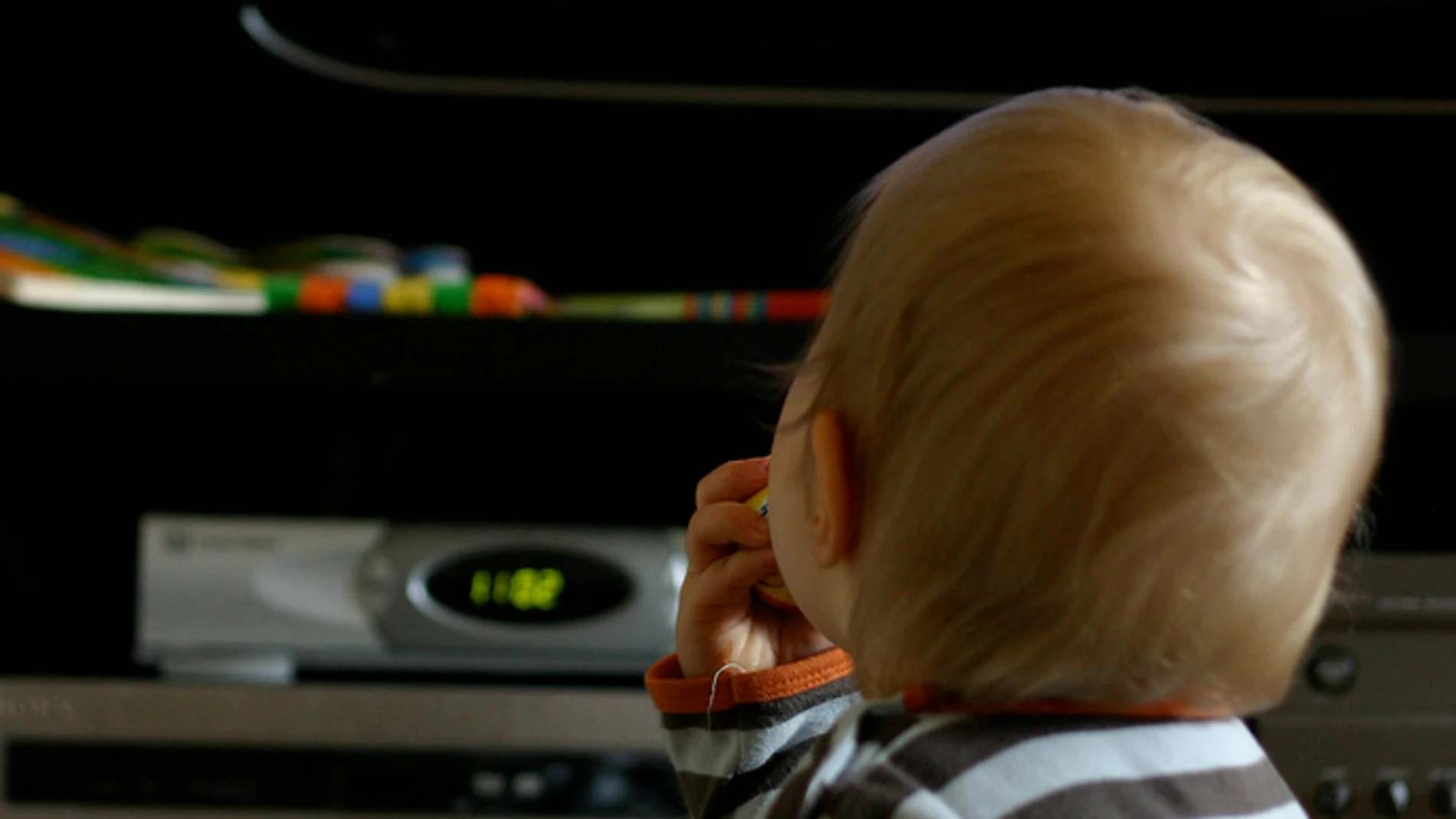 Bebé viendo la televisiónROXETEER (Foto de ARCHIVO)04/03/2011