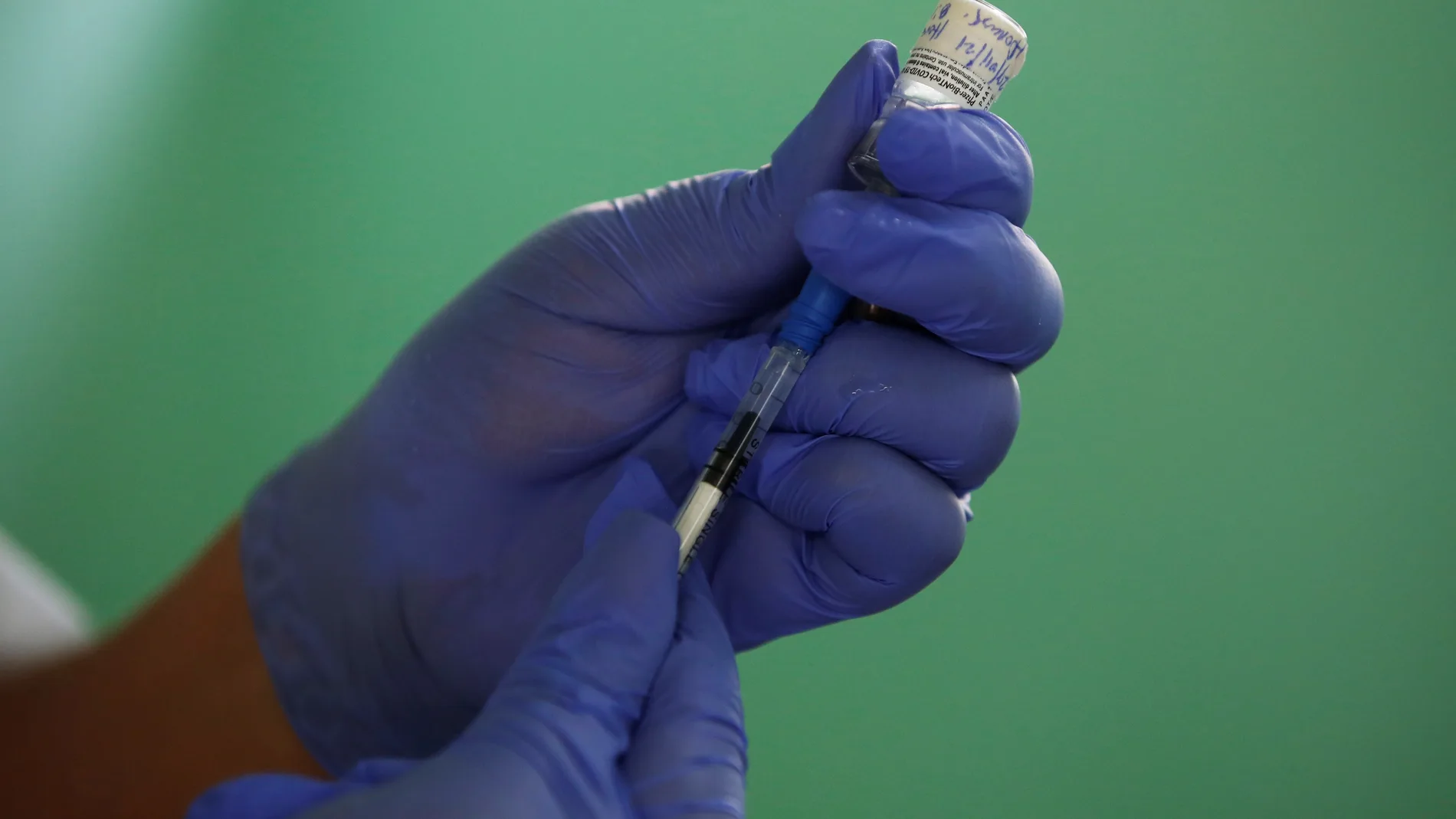 Un trabajador de la salud prepara una dosis de la vacuna Pfizer contra la covid-19