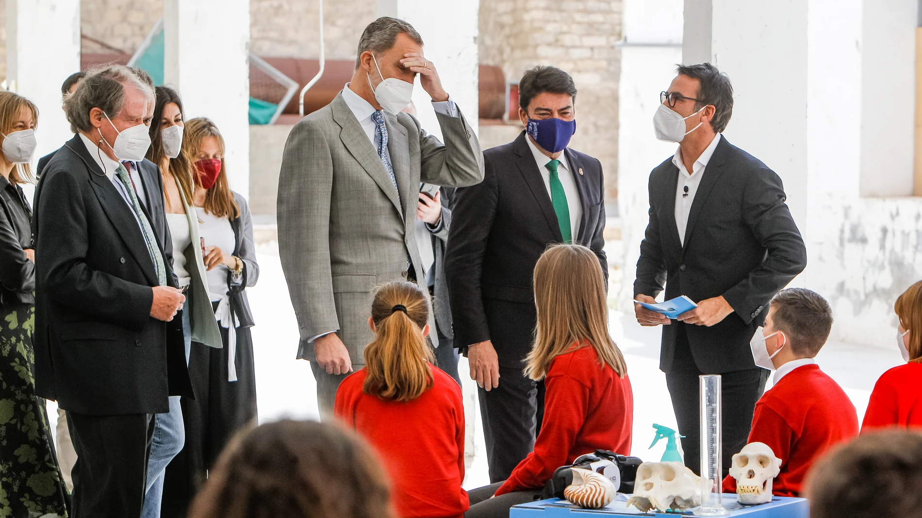 El Rey Felipe VI y el alcalde de Alicante, Luis Barcala conversan con los jóvenes científicos durante la entrega del Premio Fundación Princesa de Girona Investigación Científica