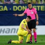 El defensa argentino del Villarreal, Juan Foyth, tras caer lesionado.