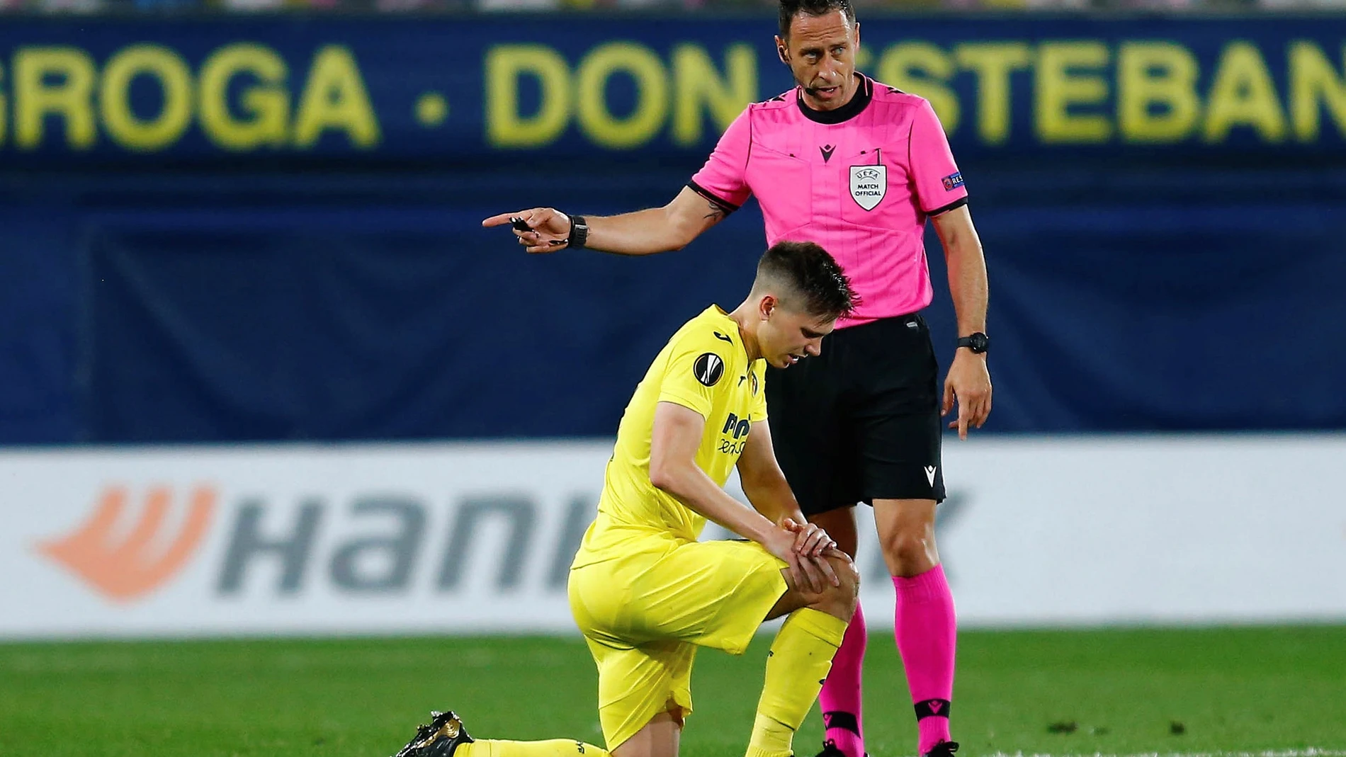 El defensa argentino del Villarreal, Juan Foyth, tras caer lesionado.