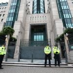 Imagen de archivo de policías junto a la sede del MI6 en Londres.